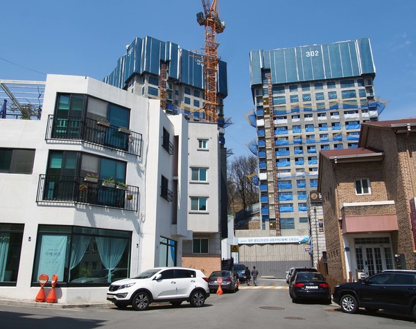 [사진설명] 원주 중앙근린공원 공동주택(3블록) 신축공사 현장, 포스코 3단지 아파트 신축공사 중이다. 골목길 왼쪽 건물에 '카페 리브'가 위치해 있다.