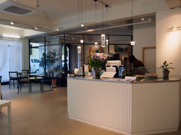 [사진설명]' '카페 리브' 내부 모습. 청년 사장님이 커피 준비 중이다.