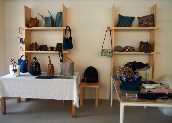 [사진설명] 수공예 작품. '카페 리브' 커피점 한 켠에 수공예 작품이 전시되어 있다.