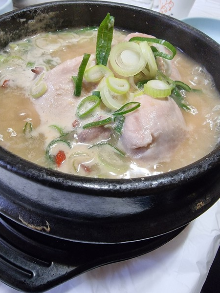                                                                              서울녹각삼계탕 한 뚝배기(사진촬영 : 김향숙 기자)