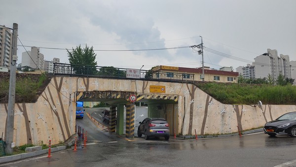  출퇴근 시 지정체 불편, 불편한 도로 선형으로 안전사고 위험이 높은 우산동 철길 아래 지하차도(사진촬영 : 윤지태 기자)                             