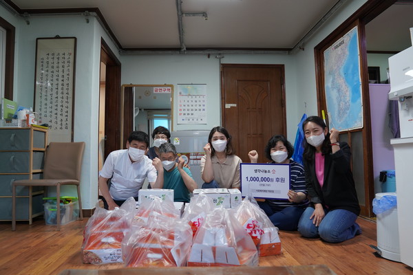  소병인 생각나눔소 대표이사(맨 오른쪽)가 '시온복지재단 작은집'에 기부물품을 전달하고 있다(사진제공 : 생각나눔소)