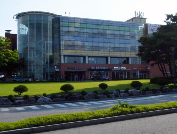                학생복지관에 문구점, 커피숍, 제과점, 편의점, 은행, 우체국 등이 입점해 있다.(사진촬영 : 서홍렬 기자)