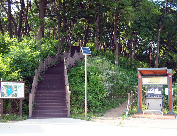                             산길 산책로는 두 코스로 조성되어 선택하여 산책을 할 수 있다.(사진촬영 : 서홍렬 기자)