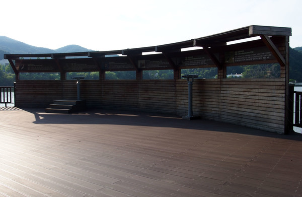                                     탐조대에서 원앙과 가마우지 등 조류를 관찰할 수 있다.(사진촬영 : 서홍렬 기자)