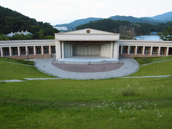                                                  노천극장. 유럽풍 건축양식으로 지어져 있다.(사진촬영 : 서홍렬 기자)