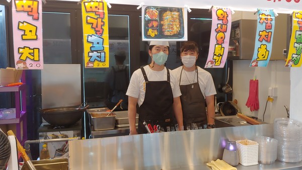                                   송상혁 사장(사진 왼쪽)은 닭강정의 비법은 소스라고 말한다.(사진촬영 : 최개헌 기자)