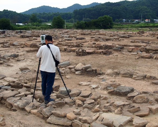                             폭염 속 뙤약볕 발굴현장에서 측량기사가 스캐닝 작업을 하고 있다.(사진촬영 : 서홍렬 기자)