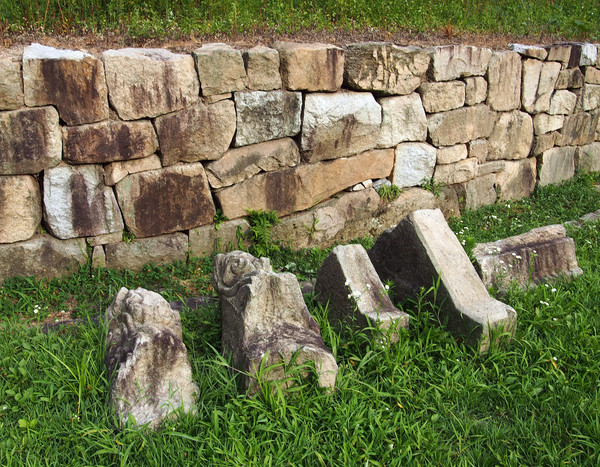                                              법천사지에 남아있는 석재들 역시 소중한 유물이다.(사진촬영 : 서홍렬 기자)