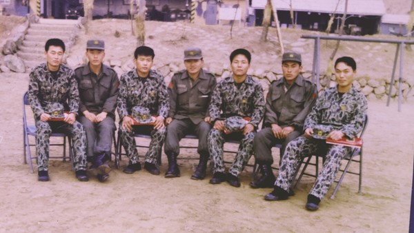                            생사고락을 같이했던 먼저 제대하는 동기들의 전역 신고식을 마친 후 아쉬움을 달래며  찰칵.                                                                                                                      (사진제공 : 윤지태 기자)