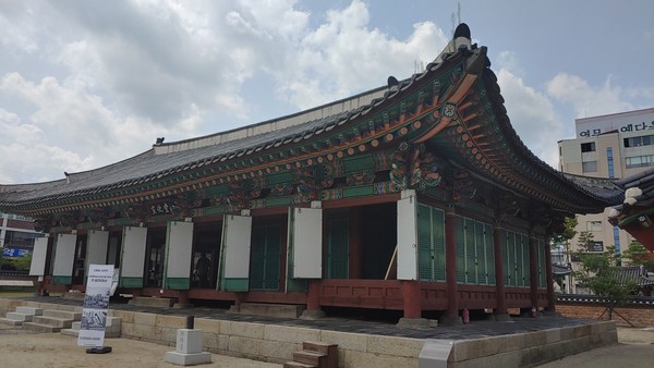                                                      강원도 유형문화재 3호 강원감영 선화당(사진촬영 : 윤지태기자)