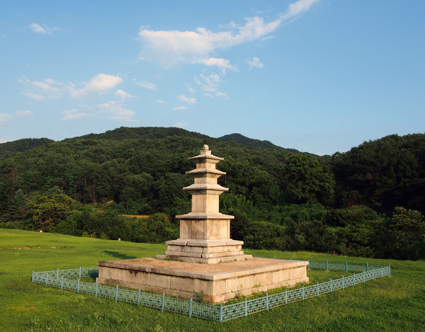            거돈사 3층 석탑. 2단의 기단 위에 3층 탑신을 올린 전형적인 신라 석탑의 모습이다.(사진촬영 : 서홍렬 기자)