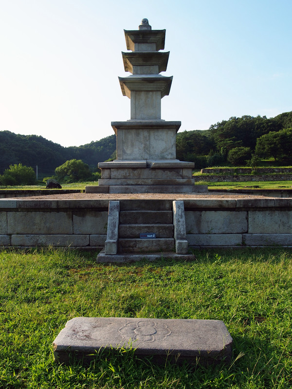                                                  탑 앞의 배례석. 상부에 연꽃무늬를 조각하였다.(사진촬영 : 서홍렬 기자)