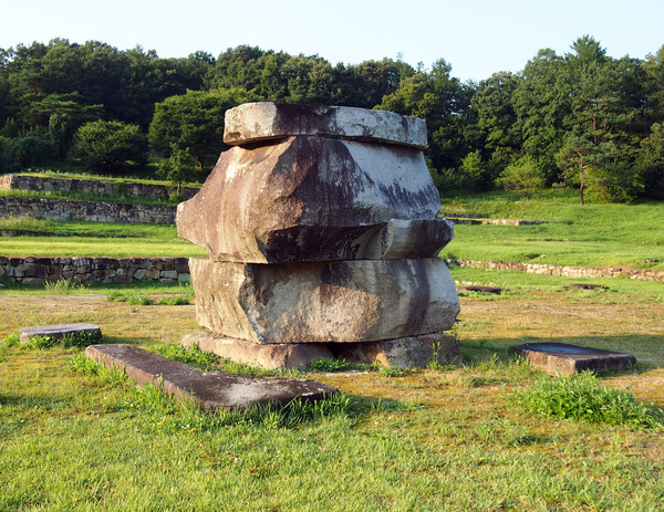                      금당터 화강석 불대좌. 금당은 부처님 상을 모시는 사찰의 중심공간이다.(사진촬영 : 서홍렬 기자)