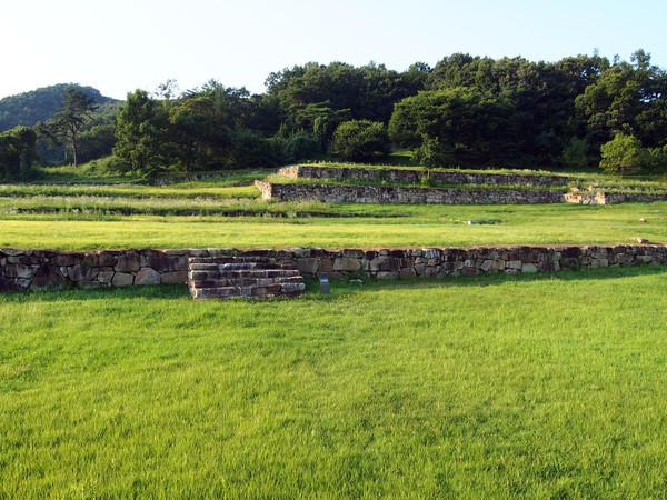                                     거돈사지 강당터. 경전을 강의하고 설법을 하던 장소이다.(사진촬영 : 서홍렬 기자)