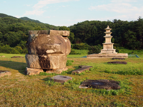          거돈사지 3층석탑과 금당터 불대좌 배치. 사찰터에 주춧돌이 온전히 잘 보존되어 있다.(사진촬영 : 서홍렬 기자)