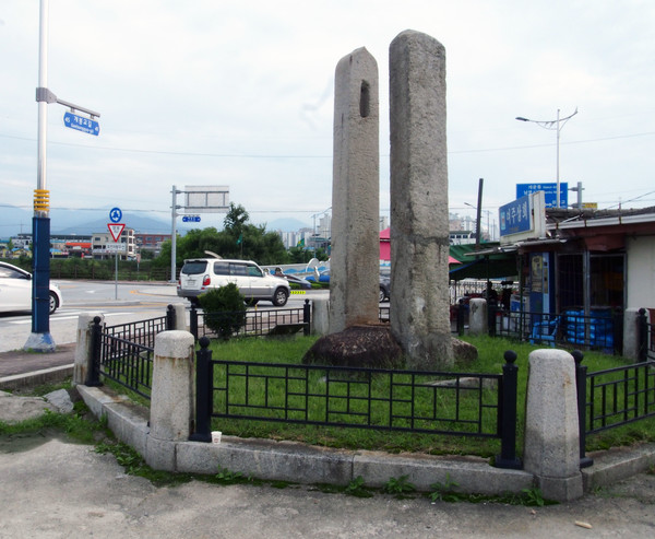         봉산동 당간지주의 크기로 보아 이곳에 비교적 큰 사찰이 존재했음을 추정해볼 수 있다.(사진촬영 : 서홍렬 기자) 