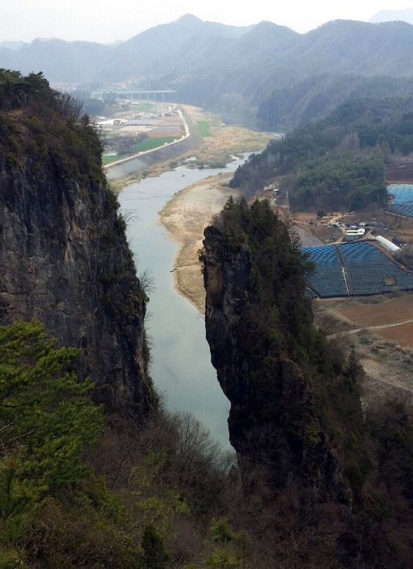 영월 선돌. 청령포와 함께 영월의 대표적 볼거리이다. 암석의 풍화작용으로 자연스럽게 형성됐다. 수많은 관광객들이 이곳을 찾고 있다. 지질학적으로도 연구 가치가 있는 장소이다. 선돌 아래로 서강이 흐르고 있다.(사진촬영 : 서홍렬 기자)