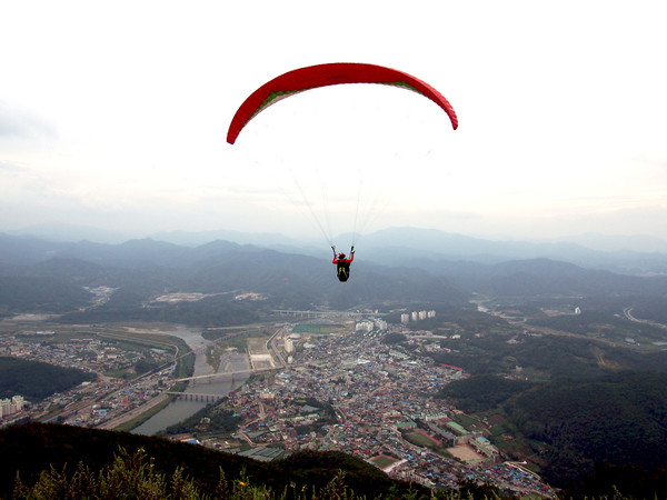 봉래산 정상에서 바라본 영월읍 시가지. 좌측 영월 동강과 우측 영월 서강이 만나는 지점에 영월읍 시가지가 형성되어 있다. 영월은 단종의 비사가 깃들어 있는 고장이다. 해마다 4월말 단종문화제가 열리고 있다. 영월 봉래산 정상에는 별마로천문대가 있다. 한여름밤 별자리 관측에 최적의 장소이며, 천문연구원에게 부탁을 하면 컴퓨터에 좌표를 입력하여 몇가지 형태의 아름다운 성운을 볼 수 있다.(사진촬영 : 서홍렬 기자) 