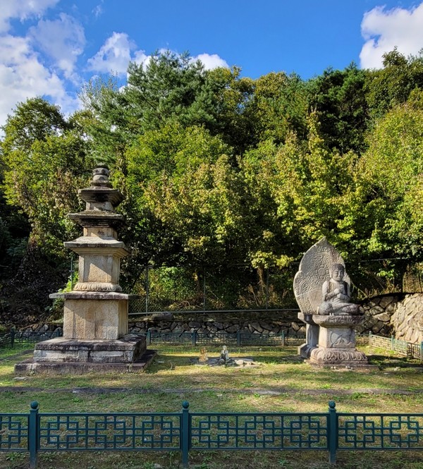       원주시 호저면 용곡리 402-1에 위치한 용운사지. 문화재 두 점이 아담하게 자리잡고 있다.(사진촬영 : 서홍렬 기자)