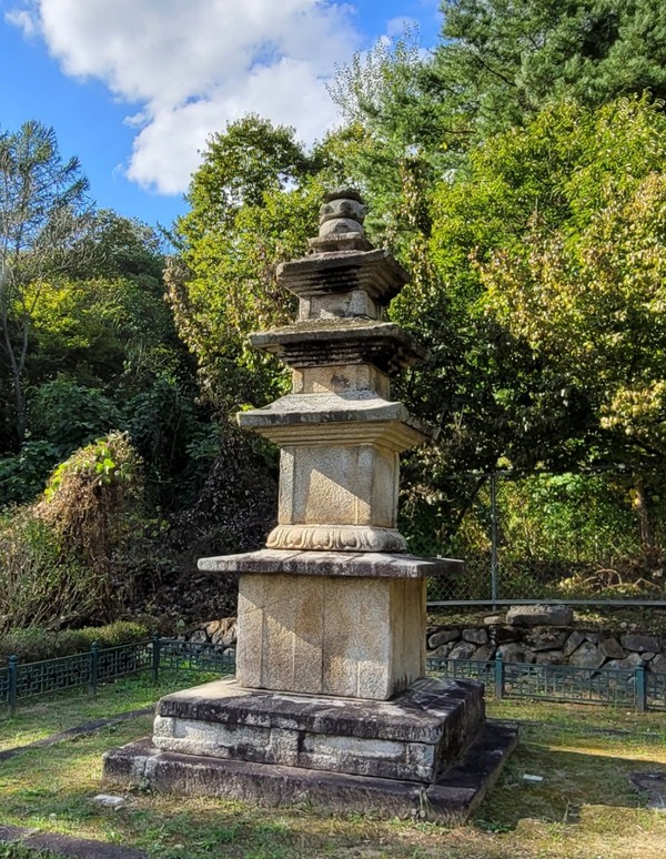                     강원도 유형문화재 제43호 용운사지 삼층석탑. 고려 전기 작품으로 신라의 석탑 양식을 계승하였다.                                                                                                                   (사진촬영 : 서홍렬 기자)