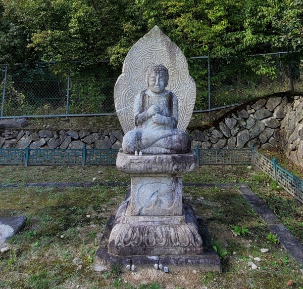 강원도 유형문화재 제42호 용운사지 석조비로자나불좌상. 고려 전기의 작품으로 통일신라 후기에 유행한 비로자나불의 특징을 따르고 있다.(사진촬영 : 서홍렬 기자)