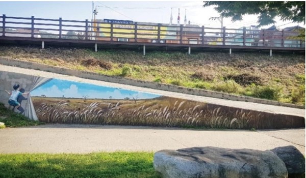                                                                    원주천 수변공원에 그려진 갈대숲(사진제공 : 원주시)