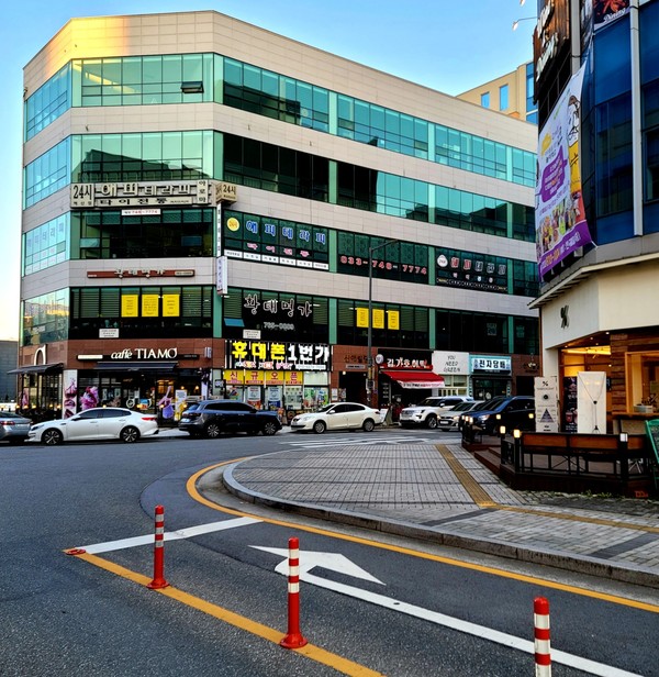 '유니드그린(YOU NEED GREEN)' 매장이 위치한 빌딩. 원주혁신도시 건강보험심사평가원 건물이 보이는 주도로에서 한블록 이면도로에 '유니드그린' 매장이 있다.(사진촬영 : 서홍렬 기자)