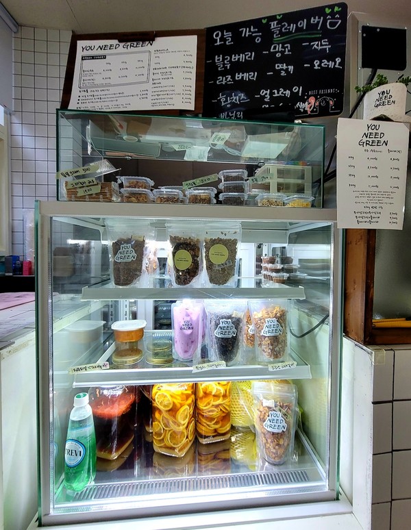  유니드그린 상품 보관 신선 냉장고. 주방 내 냉장고에 여러가지 과일과 식재료가 보관되어 있다.(사진촬영 : 서홍렬 기자)