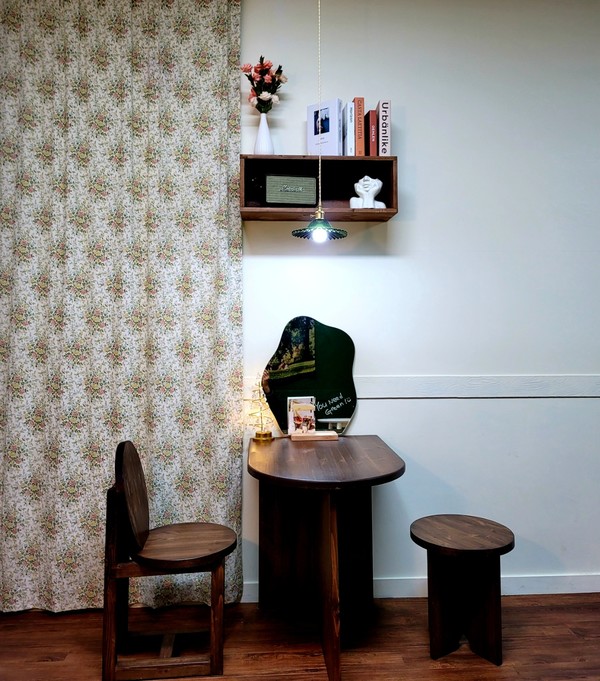                          유니드그린 매장 내 테이블. 김은지 사장은 건축공학도로서 매장 내 인테리어를 직접 시공하였다.                                                                                                                    (사진촬영 : 서홍렬 기자)