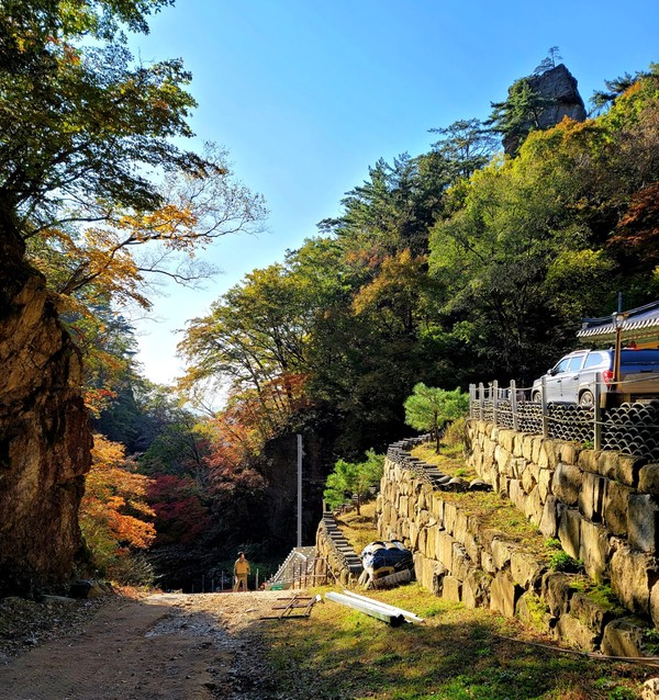                               치악산 입석대. 입석사에서 바라본 입석대는 네모꼴 형태로 보인다.(사진촬영 : 서홍렬 기자)