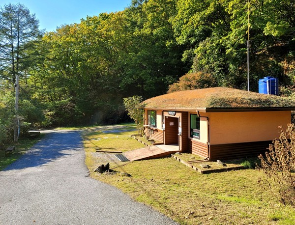                                  입석대 방향으로 걷다 보면 지붕이 특이한 건축물을 만날 수 있다.(사진촬영 : 서홍렬 기자)