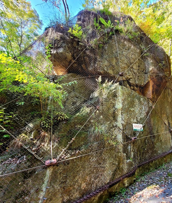                                입석대로 가는 길목 곳곳에 바위가 갈라져서 낙석 위험이 있다.(사진촬영 : 서홍렬 기자) 