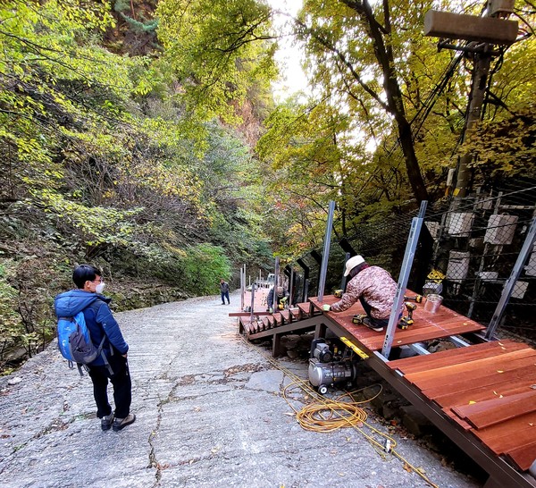             입석사 바로 아래 급경사 도로에서 공사 담당자들이 계단을 만드는 공사를 하고 있다.(사진촬영 : 서홍렬 기자)