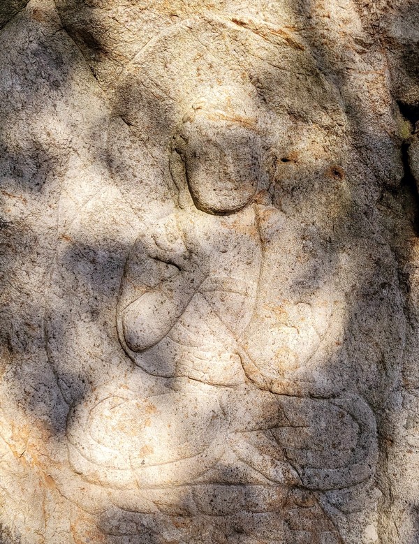                        흥양리 마애불좌상. 고려시대 불교조각 연구의 기준 작품으로 가치가 높다.(사진촬영 : 서홍렬 기자)