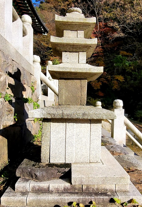           입석사 대웅전 앞에 화강암으로 만든 석탑이 있다. 고려전기의 작품으로 추정하고 있다.(사진촬영 : 서홍렬 기자)