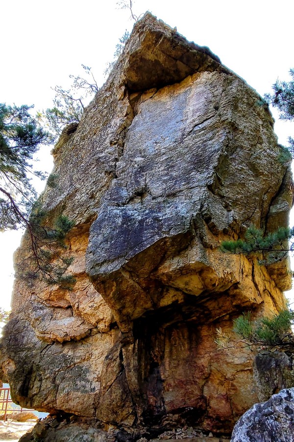                   입석대 바위 모습. 멀리서 보면 네모꼴이지만 가까이에서 살펴보면 바위들이 떨어져 나간 것을 알 수 있다.                                                                                                       (사진촬영 : 서홍렬기자)