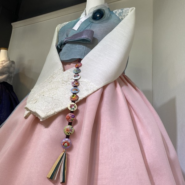 [원주 '한복사랑' 매장 전시 한복 사진 - 김영통 기자 제공]