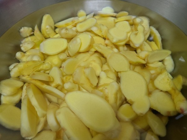 물에 담가 매운맛 우리기