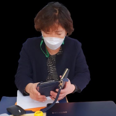      유아교육에 관한 기사를 꼼꼼히 살피는 김순녀 원장(사진제공 : 김순녀)