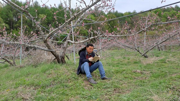        사진출처:김영희                                 "잠깐 쉬는 시간은 책과 논다."