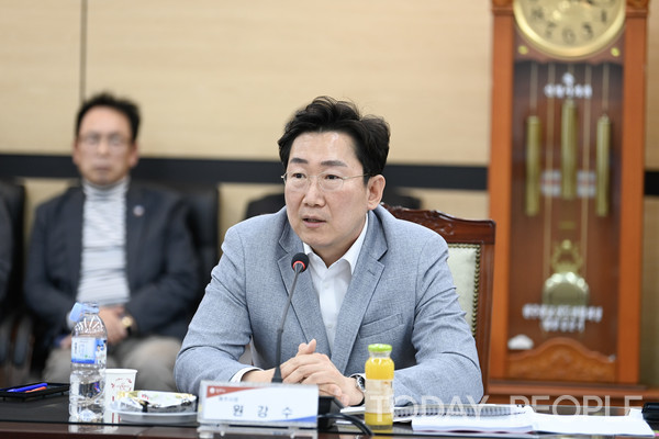 원강수 원주시장이 원주시 주요 현안 사업을 설명하고 있다. (사진 제공 : 원주시청)