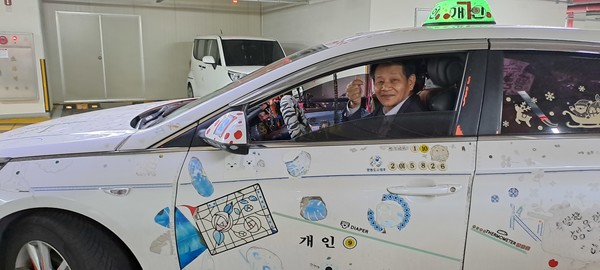 사진출처: 오선민    ▲김선응 씨가 운행하는 행운택시는 스티커로 꾸며진 외형부터 남다르다. 내부는 다양한 장난감으로 가득 차 있다.