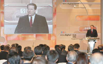 ‘서울디지털포럼 2005’에서 연설하는 앨 고어 부통령 (사진출처: 경남신문)