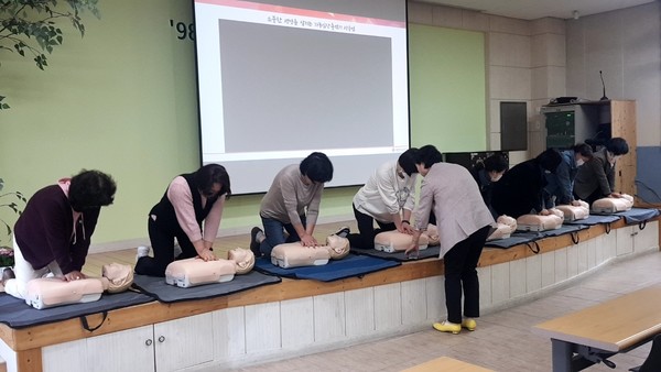 [심폐소생술 교육 사진 = 원주시 제공]