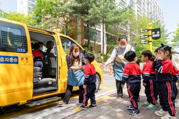 [도로교통공단, SK가스, 한국교통안전공단이 설치한 어린이통학버스 안심정류장에서 어린이들이 승차하고 있다.  = 사진도로교통공단 제공]