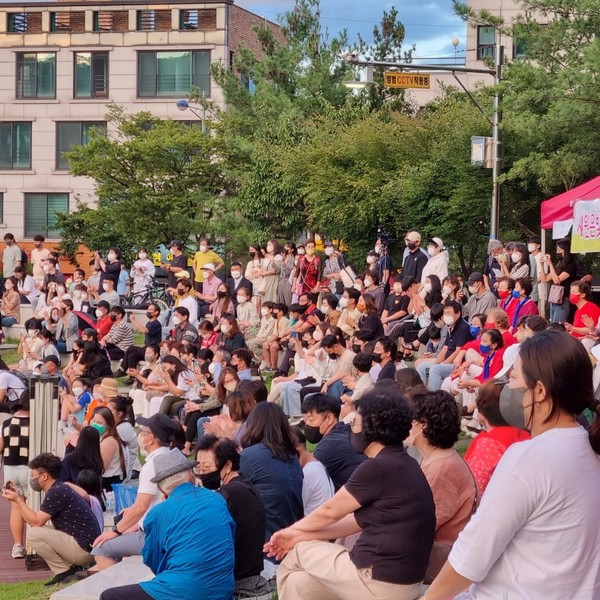 사진제공 : 변강순                                        ▲ 백간 문화제  공연 관람하는 시민들