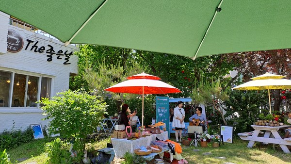 손님들의 자유로운 즉석 공연   (촬영  김영희)