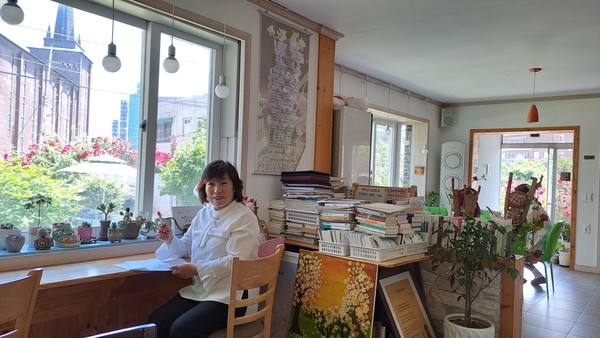 분위기 좋은 창가 자리, 보이지 않는 뒤쪽으로 판매용 서적이 진열되어 있다. (촬영 김영희)