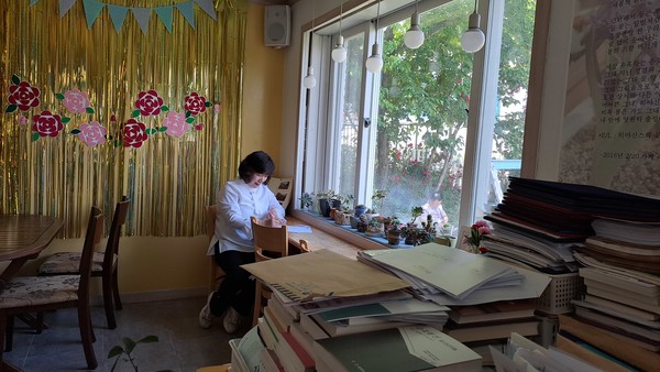 잠시 쉬는 동안의 김지운 시인   (촬영  김영희)